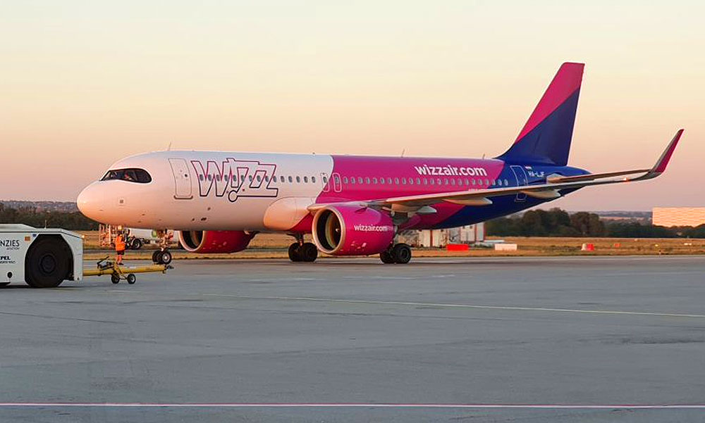 Balhé a Wizz Air Budapest-Stockholm járatán: három utas hangoskodott, csomagjaikkal megpróbálták eltorlaszolni a vészkijáratot