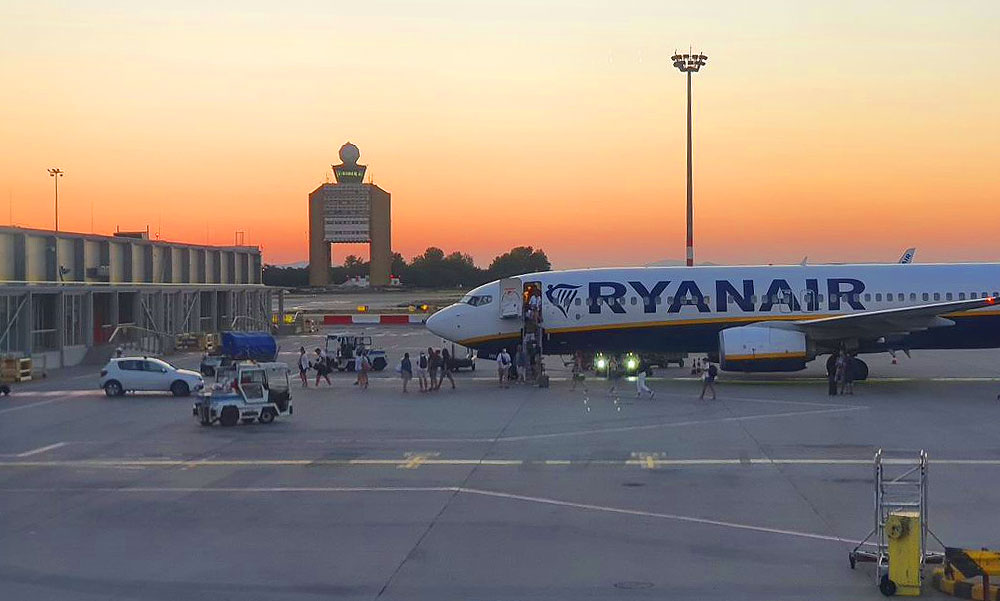 Agresszív utas miatt kényszerleszállást hajtott végre a Ryanair egyik járata Budapesten – Az utast a rendőrök a repülő mellett várták