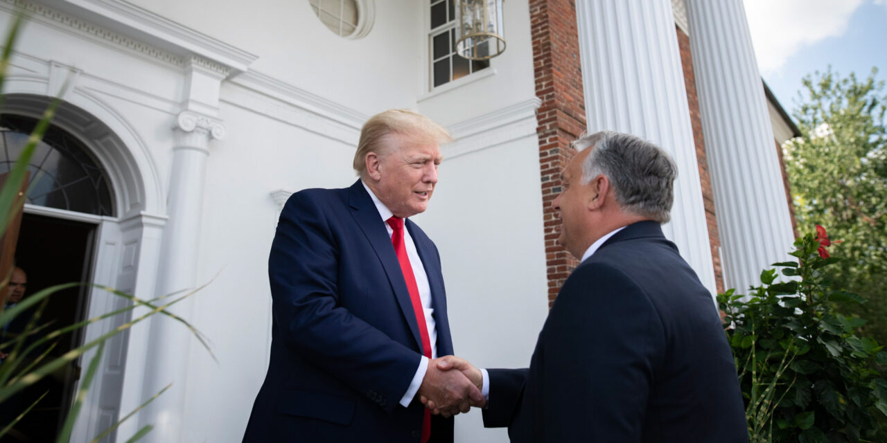 Trump saját birtokán találkozott Orbán Viktorral Amerikában, a kézfogásuk érdekesre sikeredett