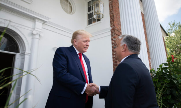 Trump saját birtokán találkozott Orbán Viktorral Amerikában, a kézfogásuk érdekesre sikeredett
