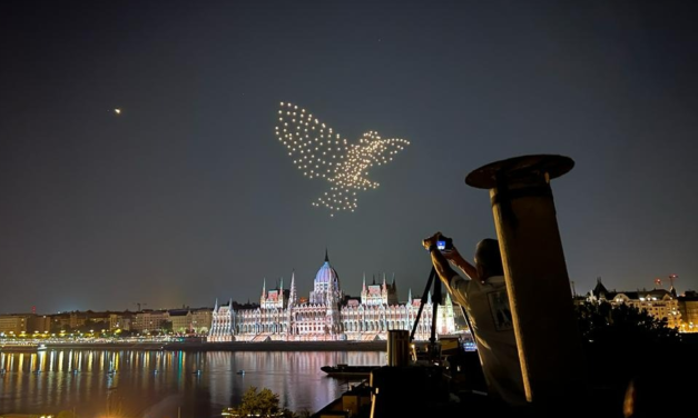 Közel kilencszáz drón száll fel vasárnap este Budapesten