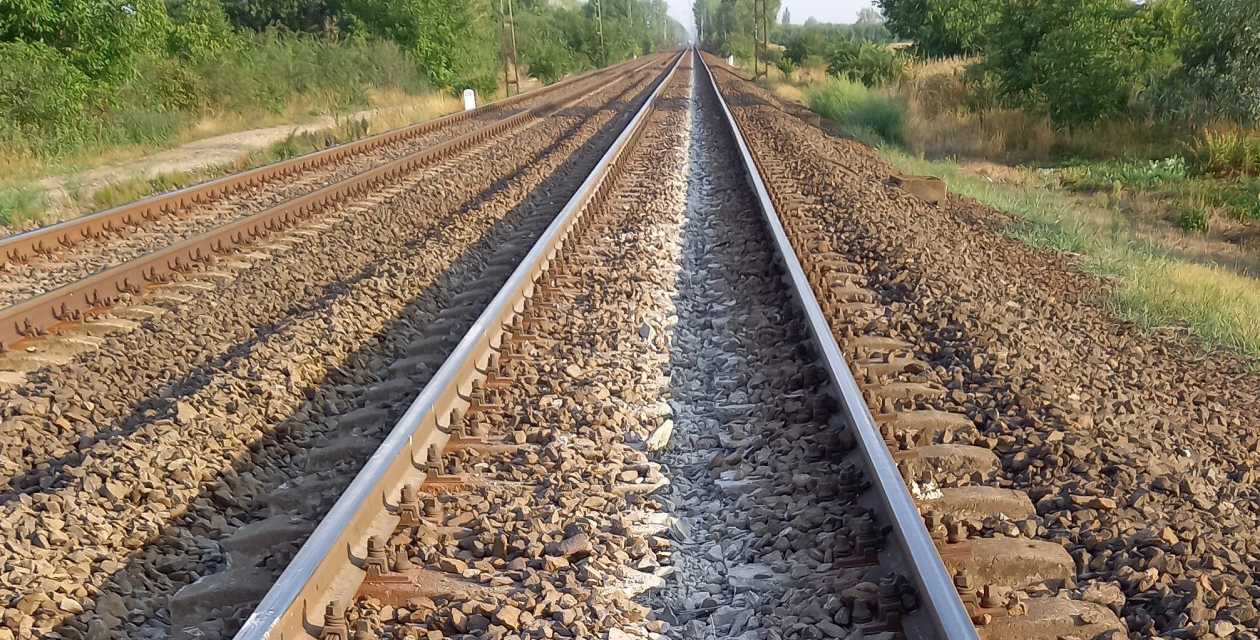 Kisiklott a vonat, de a mozdonyvezető ezt nem vette észre, Miskolc felé felszántották a vasúti pályát