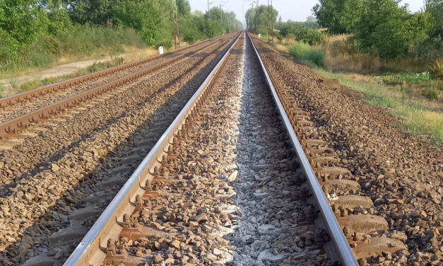 Kisiklott a vonat, de a mozdonyvezető ezt nem vette észre, Miskolc felé felszántották a vasúti pályát
