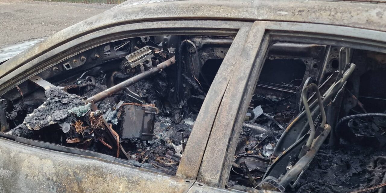 Teljesen kiégett egy Mazda Kispesten – fotók a helyszínről