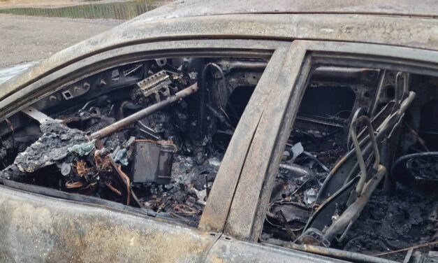 Teljesen kiégett egy Mazda Kispesten – fotók a helyszínről