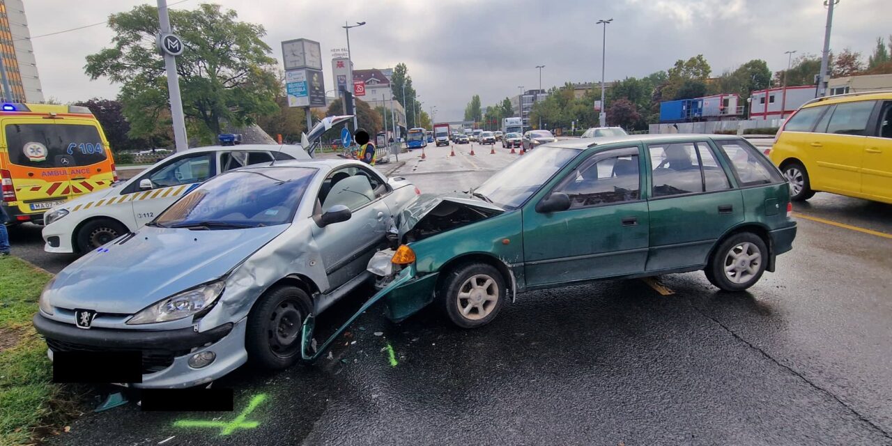 Totálkárosra tört egy Suzuki a Nagyvárad téren: hatalmas csattanással hajtott neki egy Peugeot elejének – Fotók a helyszínről