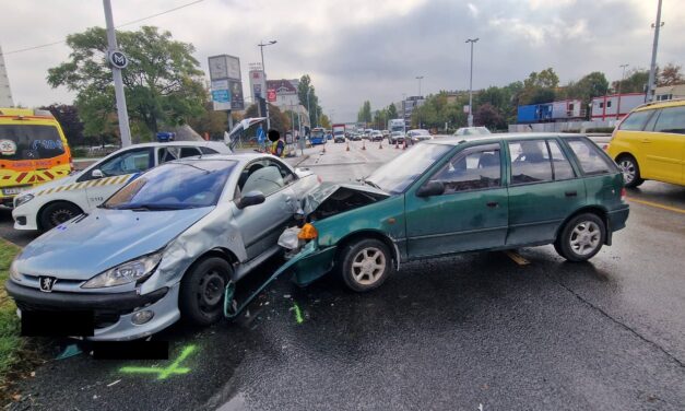 Totálkárosra tört egy Suzuki a Nagyvárad téren: hatalmas csattanással hajtott neki egy Peugeot elejének – Fotók a helyszínről