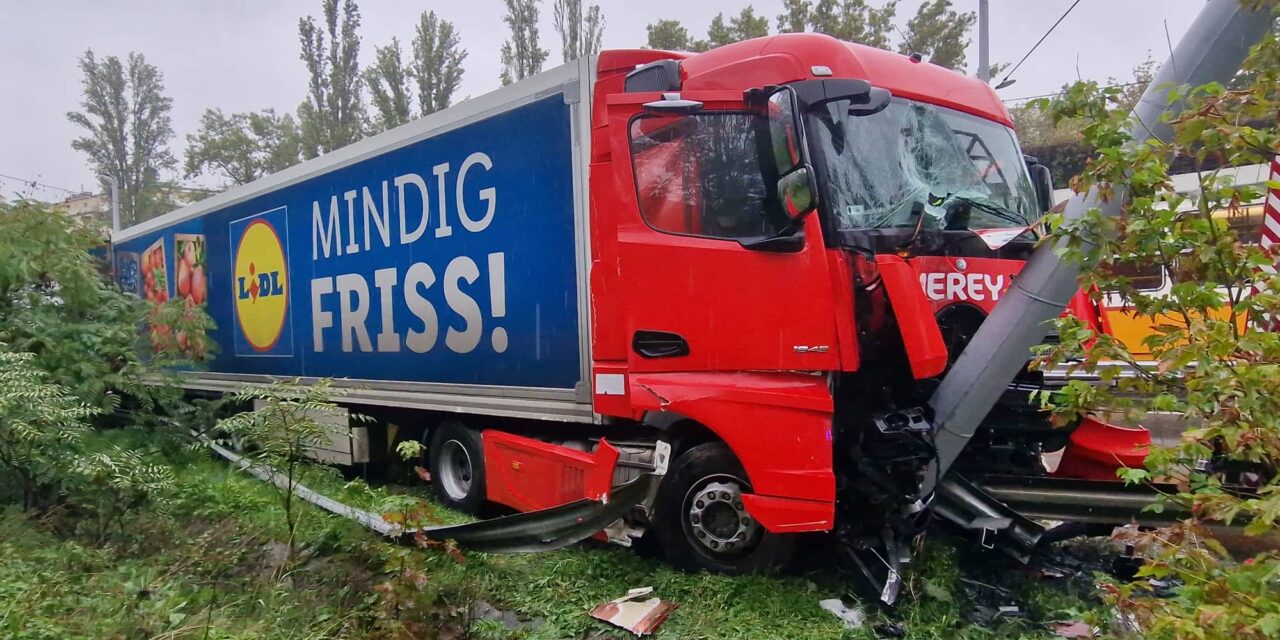 Döbbenetes: pár perc különbséggel két balesetet is okozott Budapesten a Lidl egyik kamionja – Fotók
