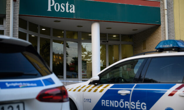 Rémülten rohantak az ügyfelek az utcára: megpróbáltak kirabolni egy postát Zuglóban – fotók, videó