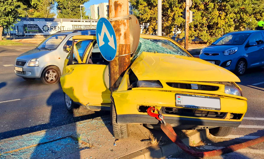 Két KIA kinyiffantott egy Seat Ibizát, az autó valósággal felkenődött a villanyoszlopra