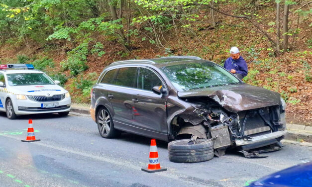 Kiszakadt a kereke az Audi Q7-es terepjárónak, a szabálytalankodó taxis egy Mercedest is kivégzett a Budakeszi úton – Fotók