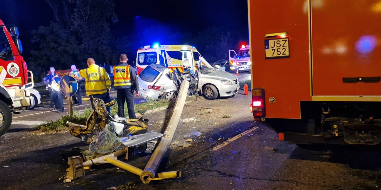 Halálos baleset Újbudán: kettévágta a betonoszlop a Mazdát, egy 20 éves lány a helyszínen meghalt