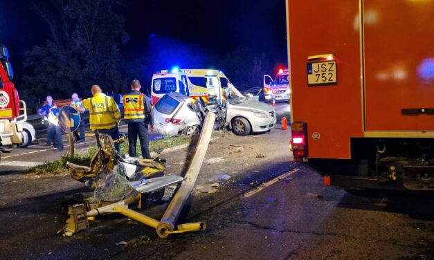 Halálos baleset Újbudán: kettévágta a betonoszlop a Mazdát, egy 20 éves lány a helyszínen meghalt