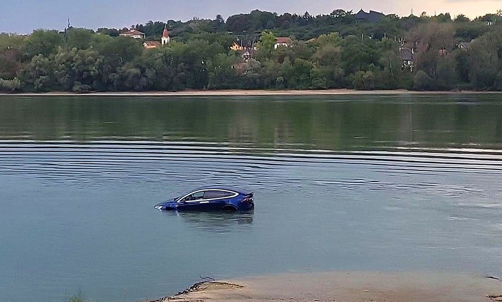 Elmerült a Dunában egy 30 milliós Tesla, hogy kerülhetett az elektromos autó a folyóba?