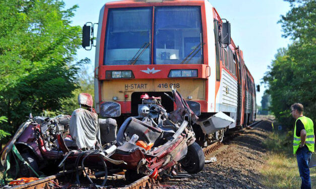 „Csak abban bízhatunk, hogy nem szenvedtek” – fél éve szerzett jogosítványt az a 23 éves férfi, akinek autója egy vonattal ütközött Kunfehértónál, heten haltak meg