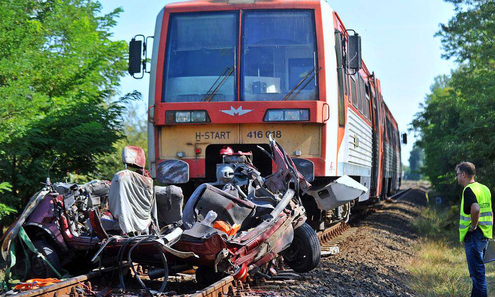 “Csak abban bízhatunk, hogy nem szenvedtek” – fél éve szerzett jogosítványt az a 23 éves férfi, akinek autója egy vonattal ütközött Kunfehértónál, heten haltak meg