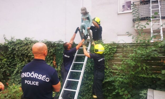 „Anya elment repülőzni” – az erkélyen keresztül hozták le a lakásba zárt autista kisfiút a fővárosban