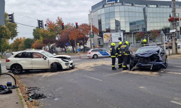 Brutális baleset a 13. kerületben:  Anya és kamasz lánya ült a karambolozó Volkswagenben, a tinédzser ki is repült az autóból – Fotók a helyszínről