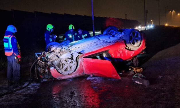 Durrdefektet kapott, majd fejre állt egy piros sportkocsi az M5-ös bevezető szakaszán – életveszélyes állapotban a szerencsétlenül járt sofőr – HELYSZÍNI FOTÓKKAL