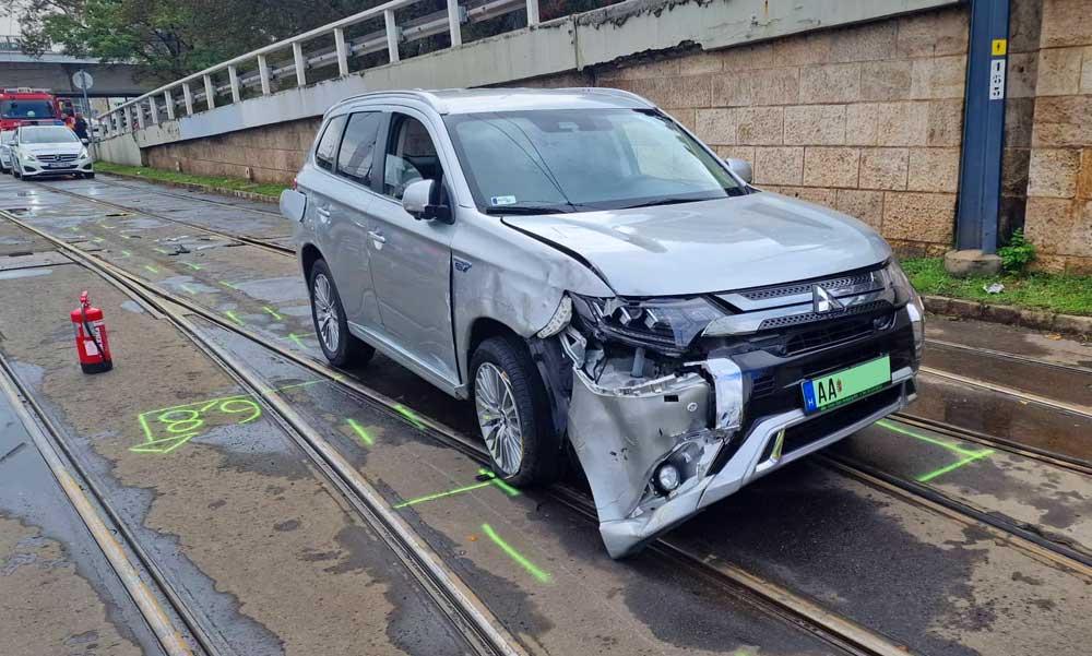 Vezetés közben rosszul lett a vadiúj terepjáró sofőrje, az irányítás nélkül sodródó autó nekiment a villamosnak a Rudas fürdőnél