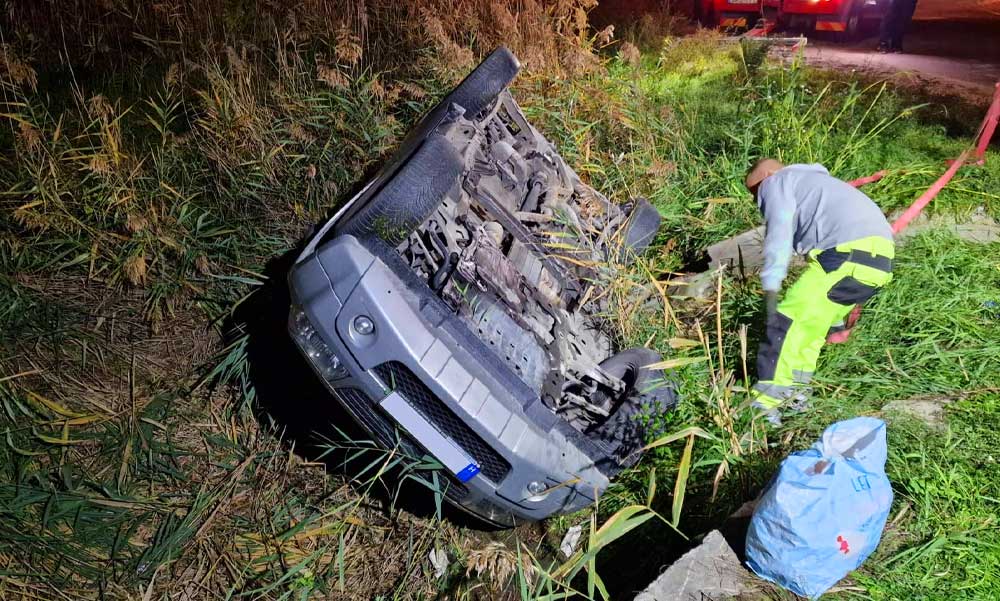 Száguldozott a Suzuki terepjáróval a férfi, kifogott rajta a körforgalom, árokba zuhant, súlyos sérülés lett a vége – Fotók