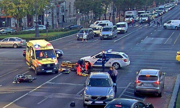 Motorbaleset az Oktogonnál, a Volvo átrongyolt a forgalmas kereszteződés piros jelzésén, súlyosan megsérült a vétlen motoros férfi – Fotók