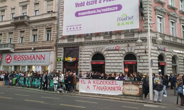 Csütörtök reggel tíz kilométeres élőlánccal álltak ki a pedagógusok mellett a budapestiek: Dunakeszin is folytatódik a tanárok tiltakozása