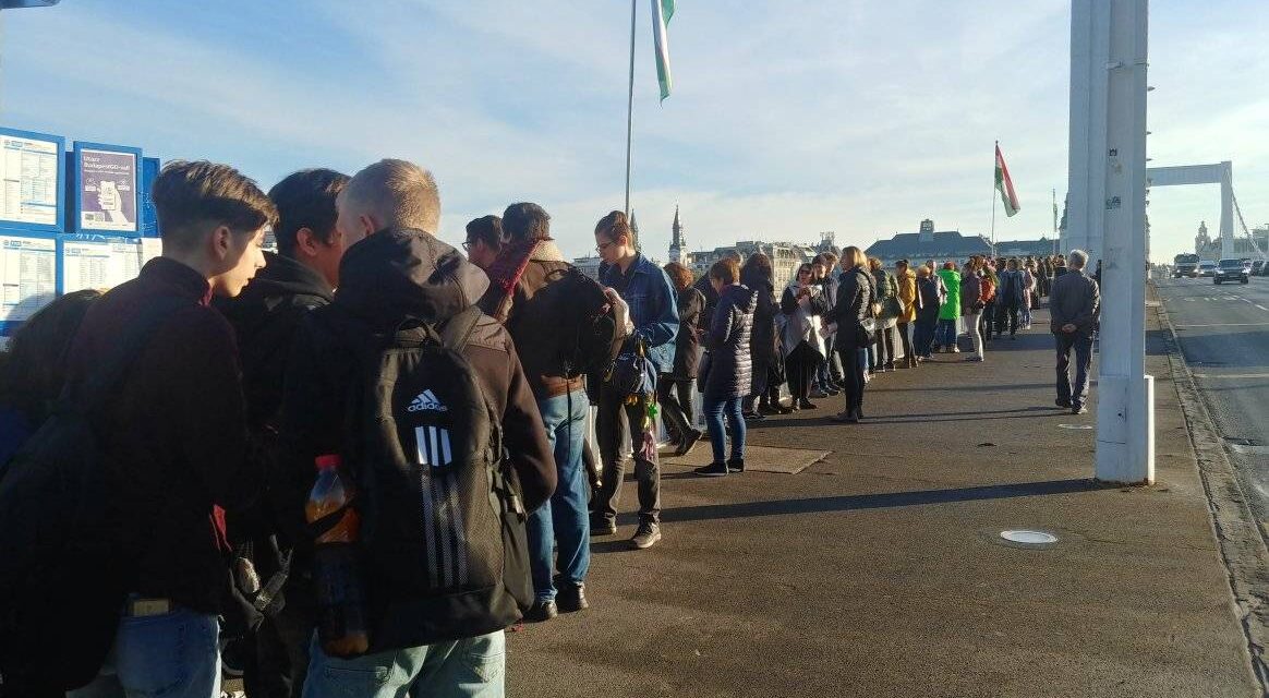 Megkezdődött az egész napos pedagógussztrájk: több kilométeres élőlánccal és hídfoglalással állnak ki tanárjaik mellett a diákok és a szülők