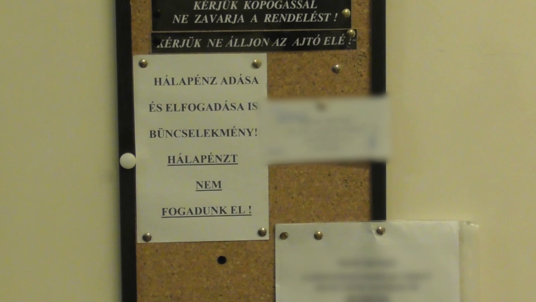 “Köszönettel” – közel 200 üres borítékot találtak két főorvos rendelőjében az egyik budapesti kórházban, a több hálapénzes borítékon még a beteg neve is szerepelt