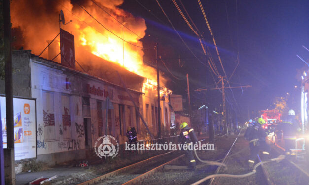 300 négyzetméteres épület lángolt Kispesten, még a villamost is megállították az oltás idejére. HELYSZÍNI FOTÓKKAL