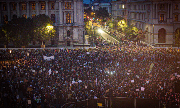 Tanársztrájk: akkora tömeg tüntet a Kossuth téren, hogy talán a Holdról is látszik, 40 ezer ember vonult utcára az oktatásért