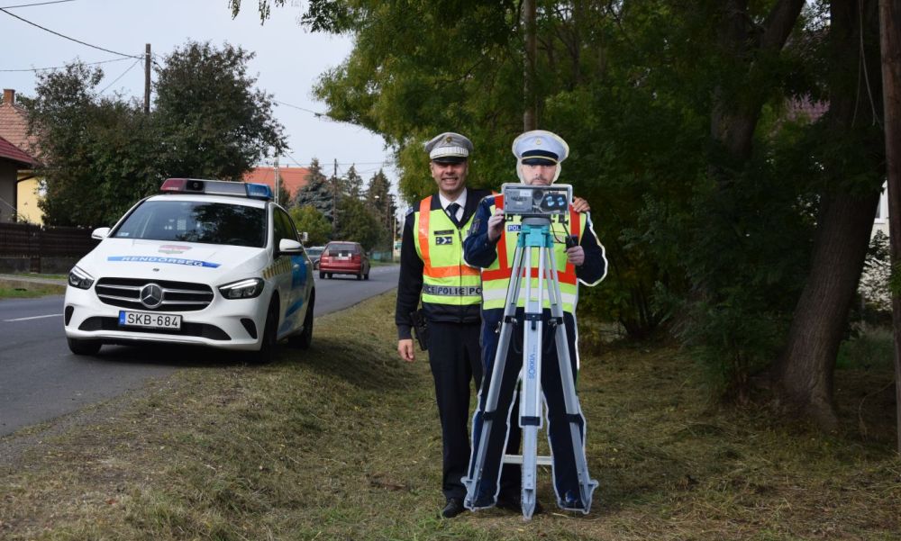 Műanyag rendőr áll szolgálatba egy magyar településen