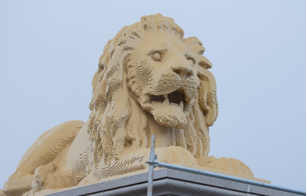 Elkészült a Lánchíd legújabb oroszlánja, de valami nem stimmel vele