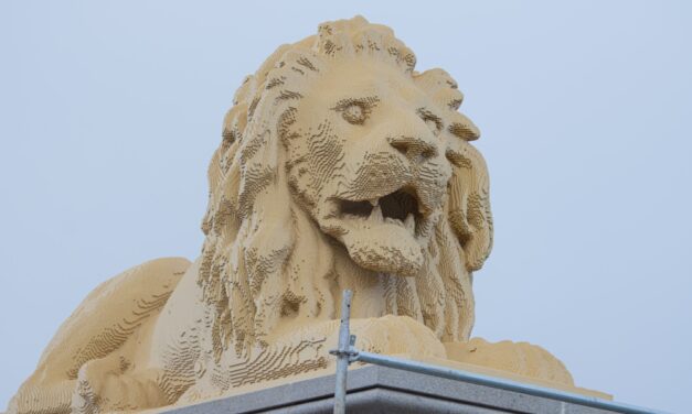 Elkészült a Lánchíd legújabb oroszlánja, de valami nem stimmel vele