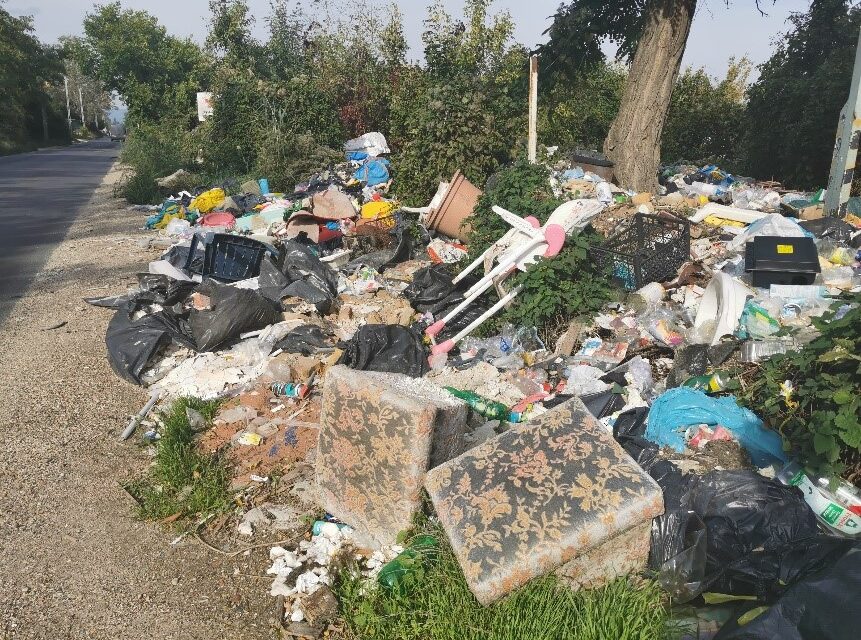 Ország úti szemétügy: eljárást indított a hatóság, de még mindig nincs gazdája az illegális hulladéknak Békásmegyer és Budakalász határán