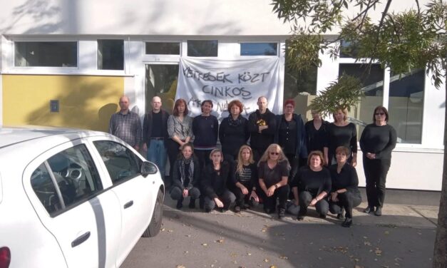 “Kérjük, álljon mellénk” – ezt kérték a tankerület vezetőjétől a dunakeszi Radnóti gimnázium tanárai, válaszul kirúgással fenyegető levelet kaptak az ügyfélkapun keresztül