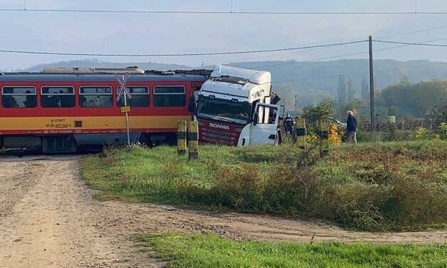 Súlyos baleset Ikladnál: vonattal ütközött egy kamion, két mentőhelikopter is érkezett, többen megsérültek