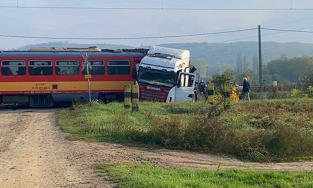 Súlyos baleset Ikladnál: vonattal ütközött egy kamion, két mentőhelikopter is érkezett, többen megsérültek