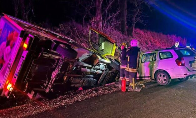 Fiatal jégkorongozók szenvedtek balesetet a 31-es főúton – egy kisteherautó és két személygépkocsi is az árokban kötött ki