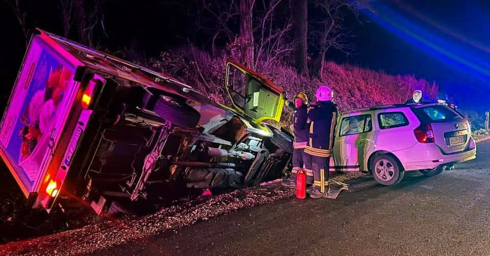 Fiatal jégkorongozók szenvedtek balesetet a 31-es főúton – egy kisteherautó és két személygépkocsi is az árokban kötött ki