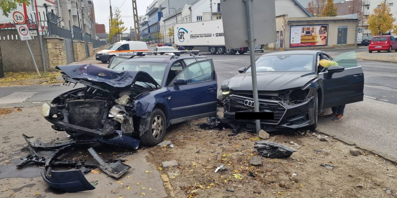 Csúnyán egymásba rohant két autó Budapesten: az Audi és a  Volkswagen ripityára tört – Fotók a helyszínről