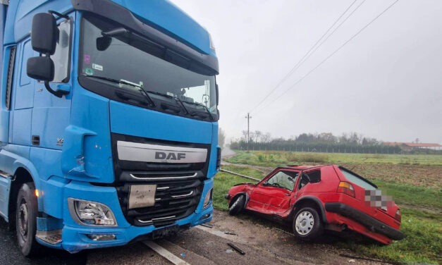 Lengyel kamion lökte az árokba a Volkswagen Golfot a 7-es főúton – Fotók a helyszínről