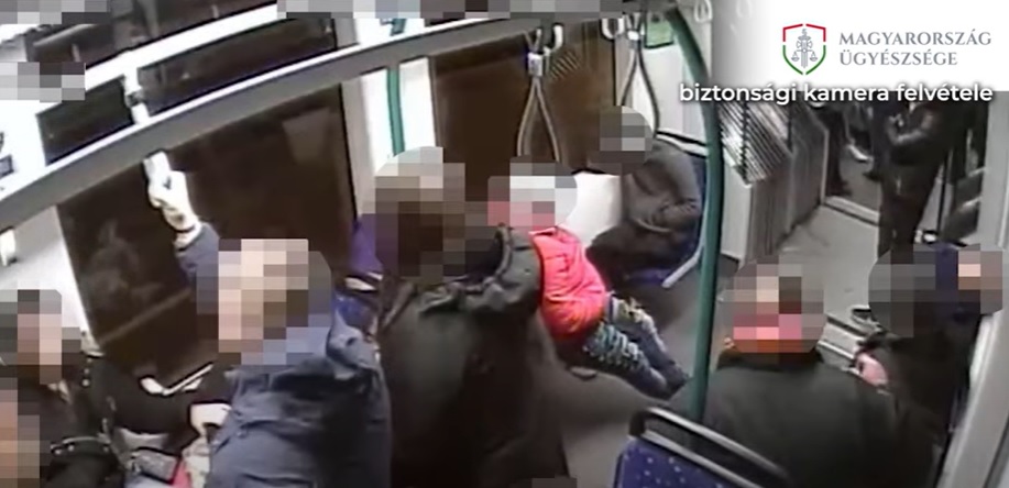 Alvó utasokat fosztott ki a 4-6-oson ez a férfi: Többször is lecsapott, közel milliós tételben zsákmányolt – videó