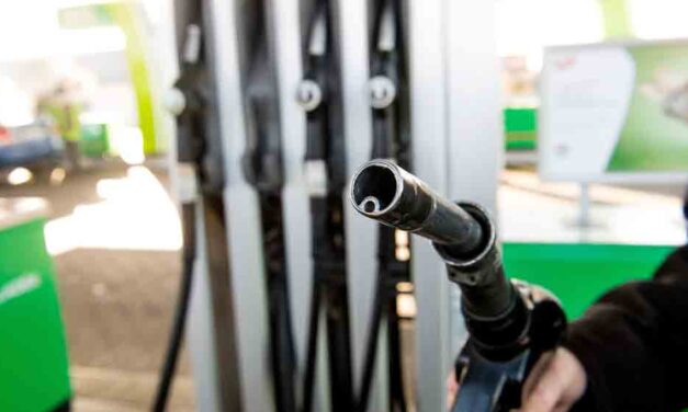 Jó hír az autósoknak: 10-12 forinttal lesz olcsóbb az üzemanyag szerdától. Közben ellepték a magyarok a hattár menti töltőállomásokat