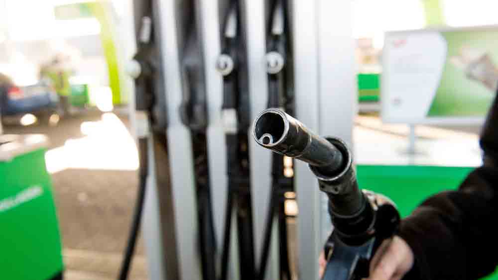 Jó hír az autósoknak: 10-12 forinttal lesz olcsóbb az üzemanyag szerdától. Közben ellepték a magyarok a hattár menti töltőállomásokat