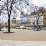 Még az idén befejeződik a Blaha Lujza tér felújítása – Mikroszobrok emlékeztetnek majd a Nemzeti Színház legendáira