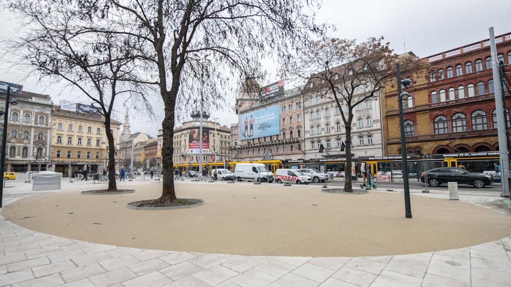 Még az idén befejeződik a Blaha Lujza tér felújítása – Mikroszobrok emlékeztetnek majd a Nemzeti Színház legendáira