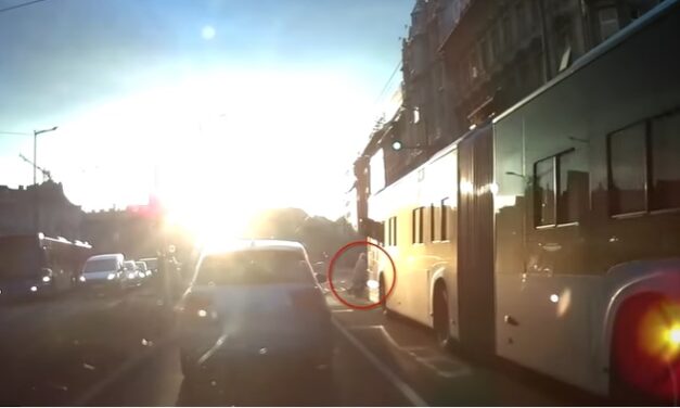 Sokkoló felvétel: a busz elé esett egy piroson átkelő néni a Keletinél