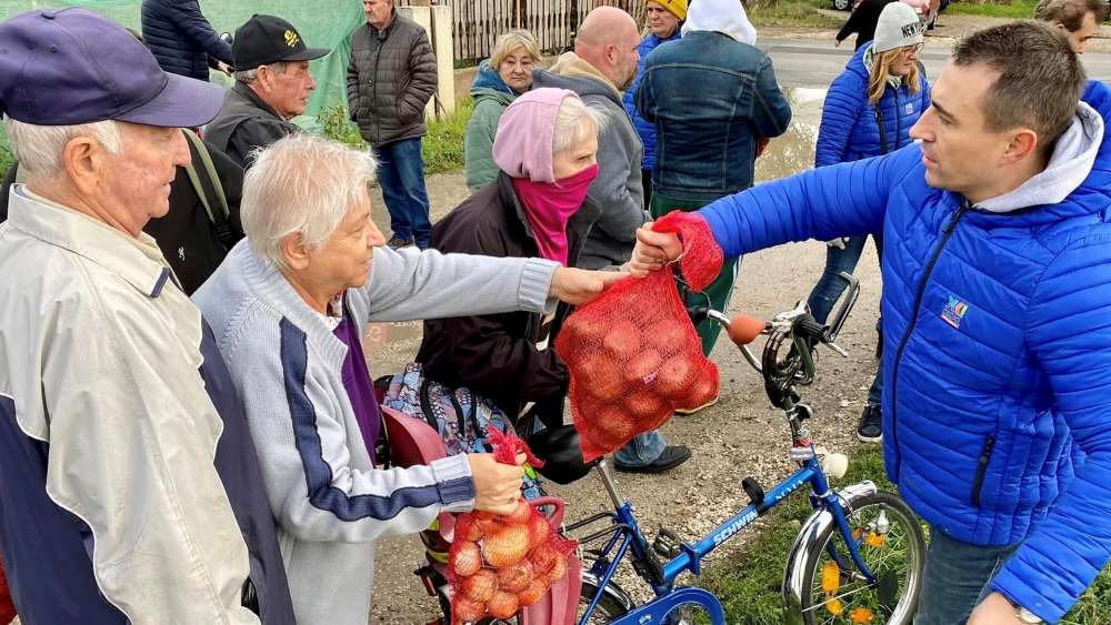 Hétmillió forintnyi krumplit és négymilliónyi hagymát osztott szét ingyen a csepeli polgármester