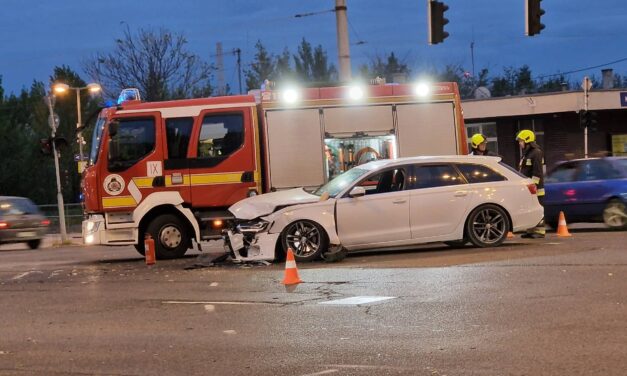 Opel és Audi csattant a veszélyes útkereszteződésben – kórházba szállították a vétlen autó sofőrjét